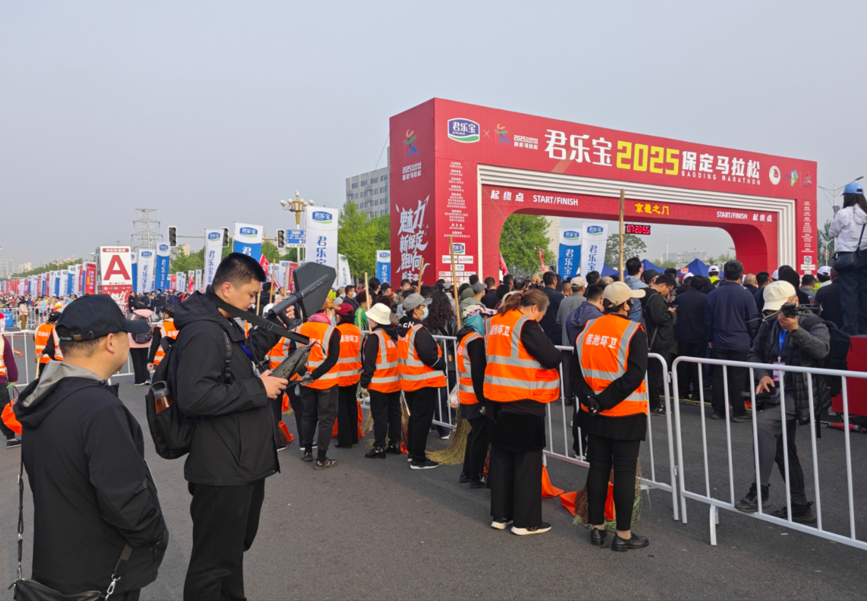 河北省保定无线电监督执法局圆满完成2025保定马拉松无线电安全保障工作