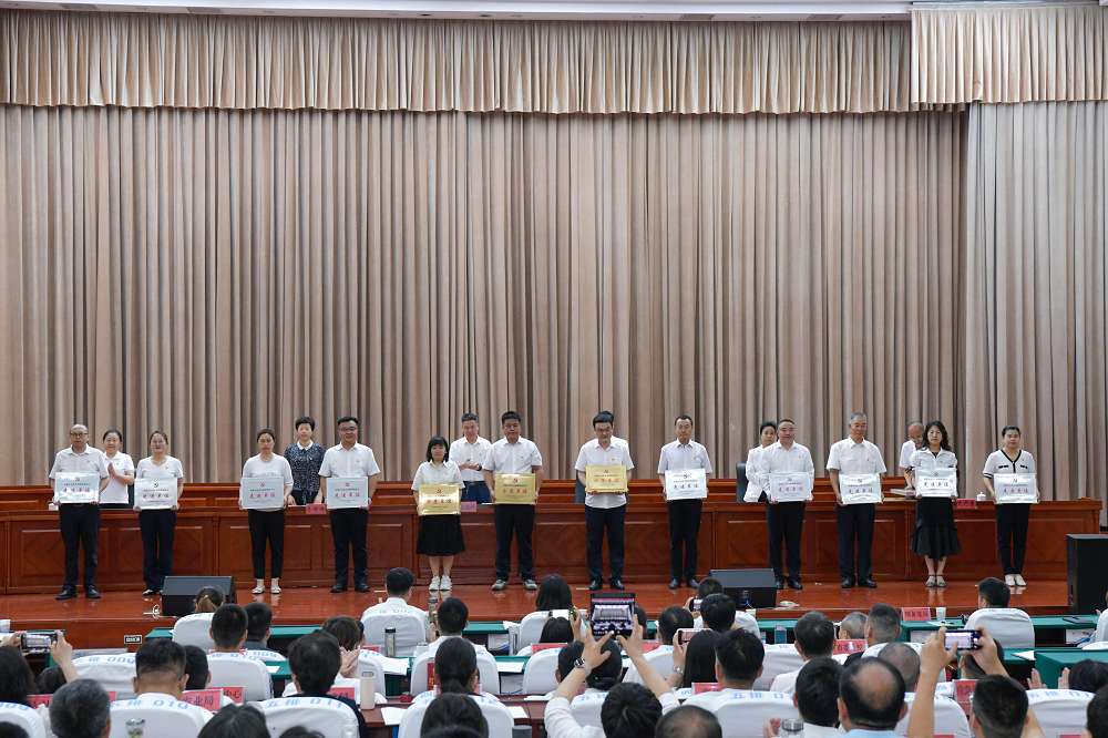 承德无线电监督执法局荣获“模范机关创建工作示范单位”“先进基层党组织”两项殊荣