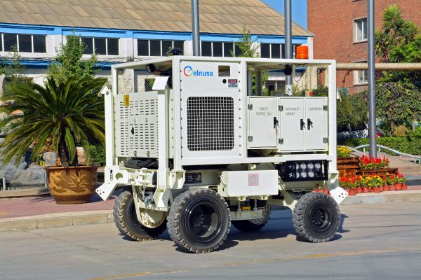 丛林自行走型可控震源